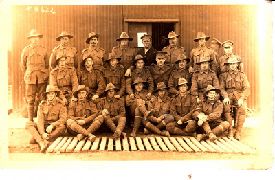Sepia toned photo of a troop of Australian WW1 soldiers in uniform
