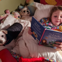 Finley reading to Holly and Che