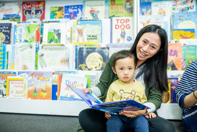 Mum and child read together at Hoppers Library