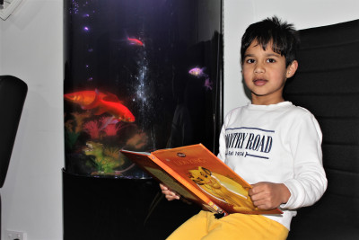 Aarizul reading to Nemo
