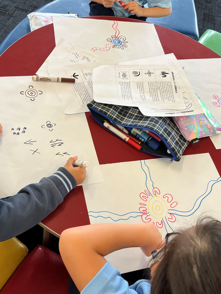 Children drawing Aboriginal symbols