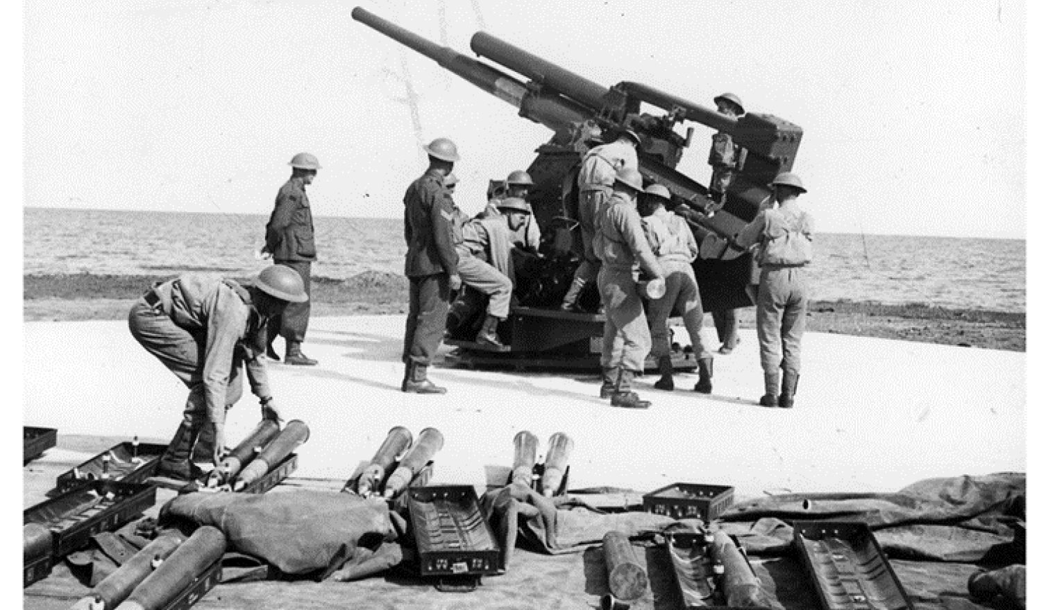 Crew with QF 3.7-inch anti-aircraft gun. The 3.7 inch AA gun is on a static mounting. (State Library of Victoria H99.201/3197) 