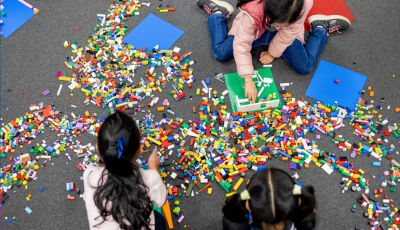 Kids playing with Lego 
