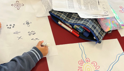 Children drawing Aboriginal symbols